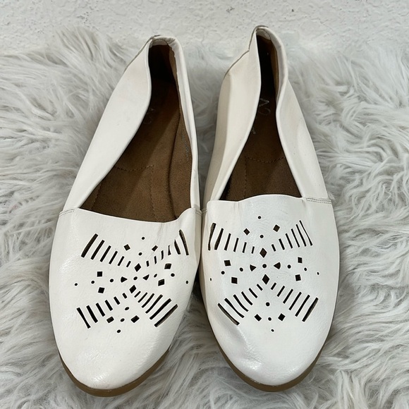 A2 by Aerosoles Trend Right White Faux Leather Cut-Out Slip On Loafers Size 9.5 - Picture 2 of 12